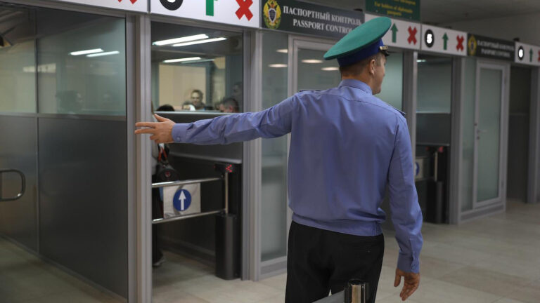 В России пограничникам разрешили осматривать телефоны и ноутбуки на границе