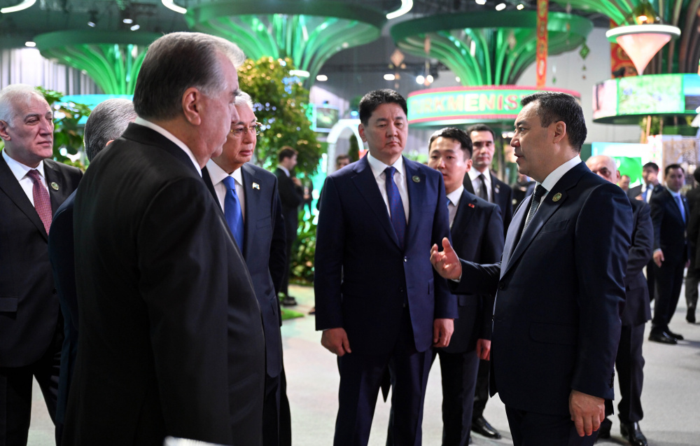 Президент осмотрел выставку зеленых технологий и национальный павильон КР в Астане (фото)