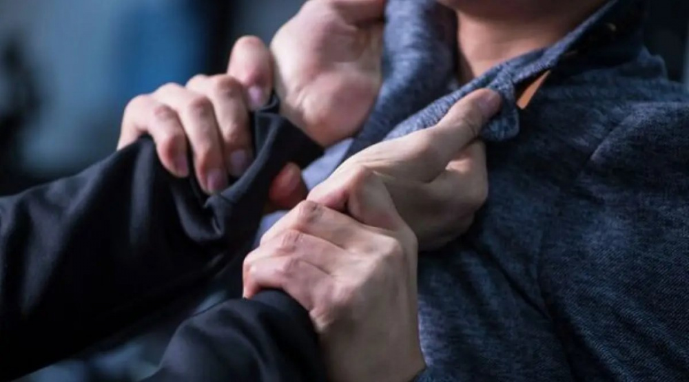 В Узгене у здания суда произошла драка. Двое мужчин получили ножевые ранения