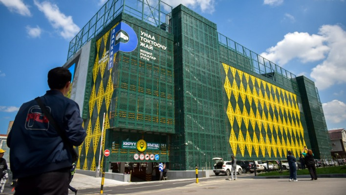 В Бишкеке открыли многоуровневую стоянку с теннисными кортами на крыше (фото)