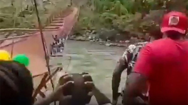 В Колумбии новый мост рухнул в реку во время открытия (видео)