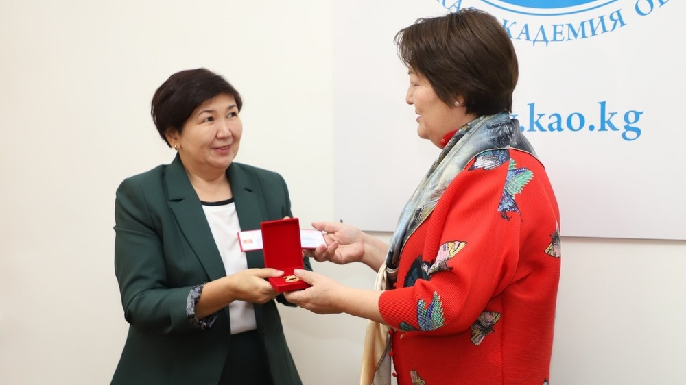 Учителя смогут получать награды Минпросвещения без участия чиновников районо