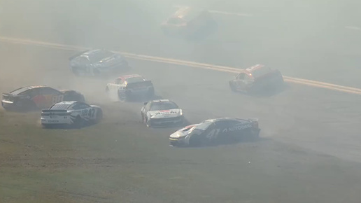Крупнейшее ДТП произошло на гонке NASCAR в США (видео)