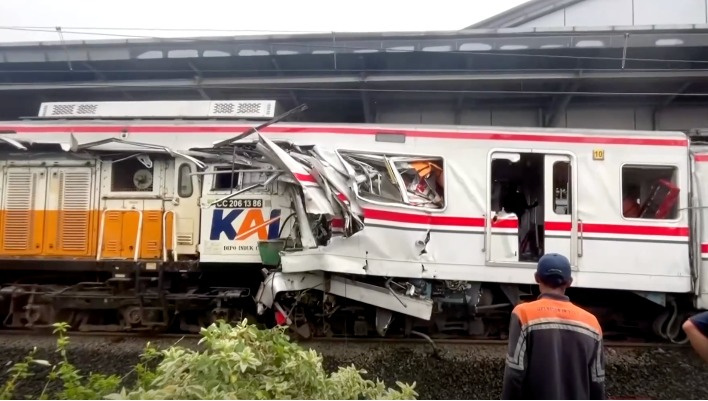 В Индонезии столкнулись электричка и поезд. Уже известно о 14 погибших (фото)