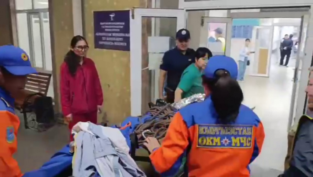 Близ Бишкека женщина сорвалась с высоты 7-8 метров во время отдыха (видео)