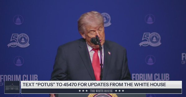 Трамп снова пошутил о возможном третьем президентском сроке (видео)