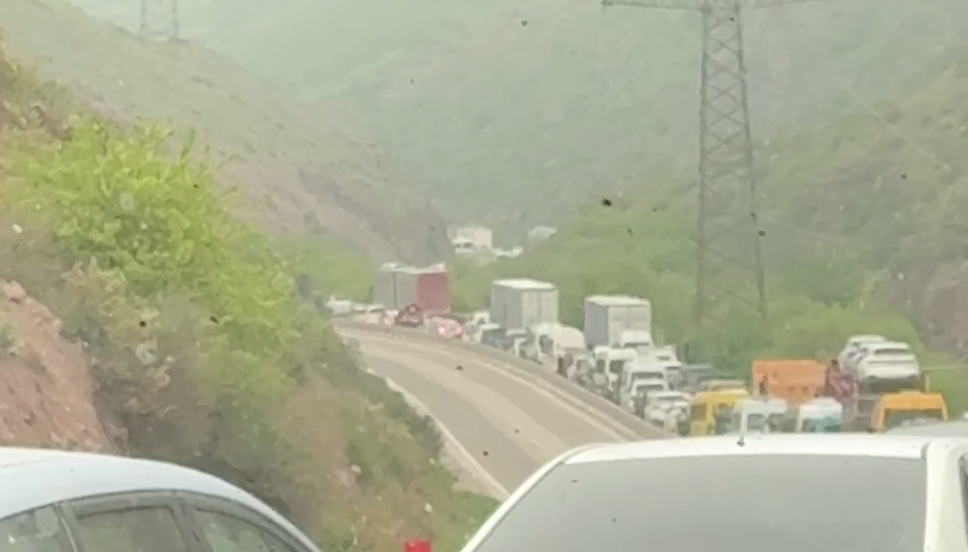 В Боомском ущелье образовалась гигантская пробка из-за ДТП (видео)