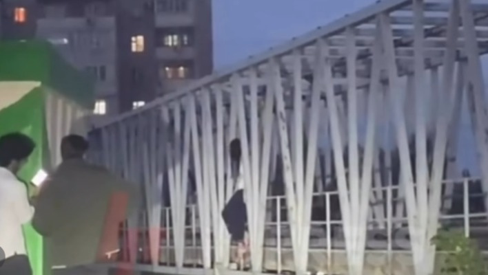 Сотрудник милиции спас иностранку, попытавшуюся покончить с собой (видео)