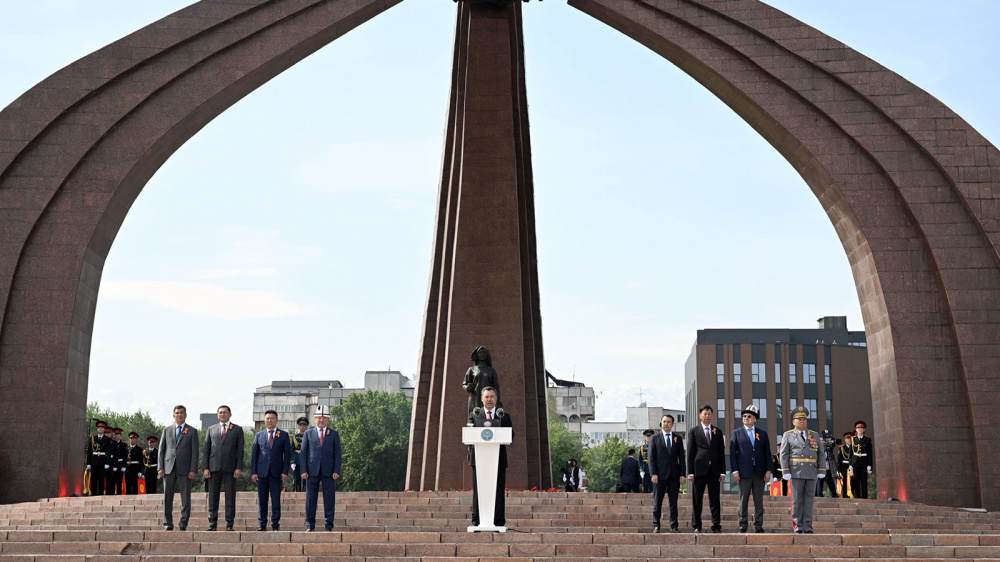 Садыр Жапаров принял участие в митинге-реквиеме на площади Победы