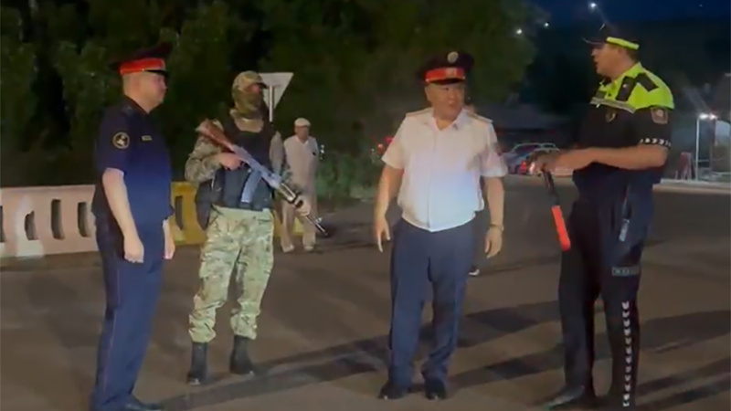 В Бишкеке по окончании последнего звонка подростков нашли в клубах, школах и машинах
