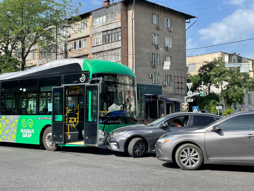 В центре Бишкека столкнулись электробус и легковушка