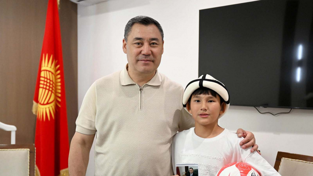 Садыр Жапаров встретился с 11-летним футболистом Нурсейитом 