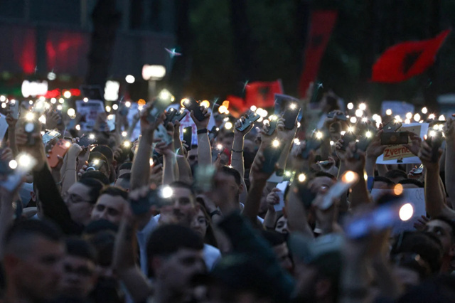 В Албании прошли протесты против строительства курорта зятя 