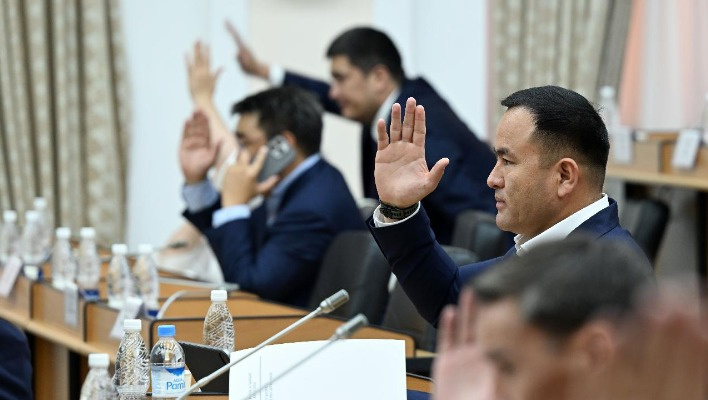 Жогорку Кенеш 7 айда 145 мыйзам долбоорун кабыл алды: салыктар, шайлоо, айыптар жана өлкөдөн чыгаруу маселелери каралды