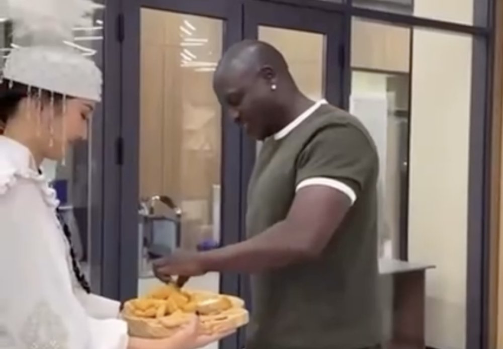 Akon прилетел сегодня утром в Бишкек