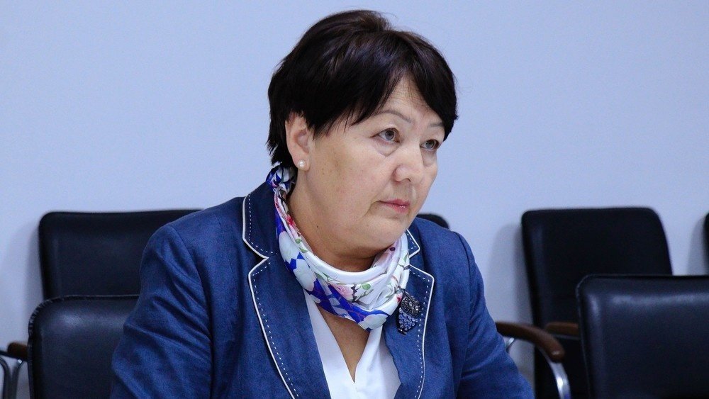Кендирбаева: В Кыргызстане дефицит учебников сохранится еще три года
