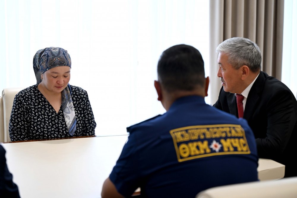 Вдове лейтенанта МЧС Аскара Казыбекова вручили ключи от квартиры
