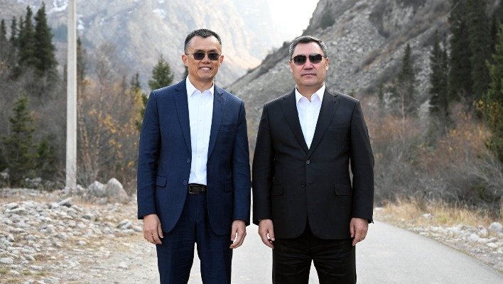 Чанпэн Чжао и Садыр Жапаров.