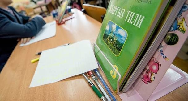 Кабинетинде мамлекеттик тилди өнүктүрүү программасын кеңейтет: окуучуларга эмне өзгөрөт?