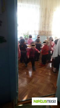 В детском саду на Иссык-Куле дети едят стоя и спят на полу. Нет мебели