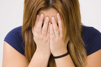 aziatka-harknul-v-rot-parnyu-onlayn-starih-muzhikov