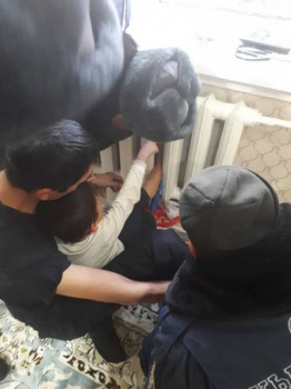 В Бишкеке 5-летняя девочка засунула руку в электромясорубку