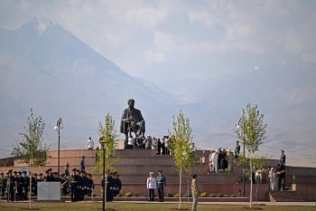 В Таласской области открыли мемориальный комплекс "Айтматов ааламы".