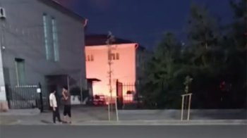 На территории школы №29 в Бишкеке загорелся автомобиль (видео)