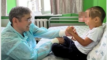 Мальчика, упавшего в торговом центре, выписали из больницы спустя месяц лечения