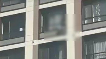 В Астане девушка рухнула с 15-го этажа прямо на детскую коляску