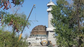 В Бишкеке сносят бывшую центральную мечеть. На ее месте построят новое здание (видео)