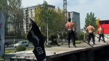 В Бишкеке оштрафовали водителя грузовика, перевозившего мужчин с голым торсом (видео)