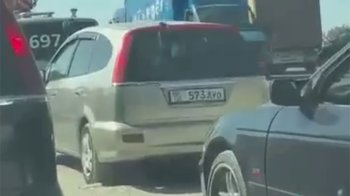Часть дороги перекрыта. На Объездной возле "Дордоя" возник затор (видео)