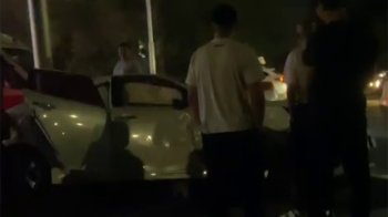 В Бишкеке после ДТП водителя увезли на скорой (видео)