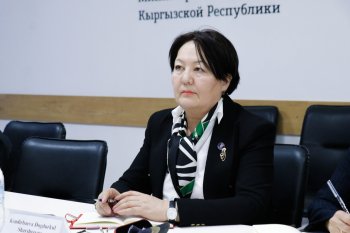 Догдуркул Кендирбаева: Школы не должны быть биржей труда для желающих получать зарплату