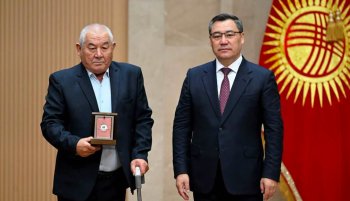 Спасателя, погибшего при поисках подростка, наградили посмертно. Награду получил его отец