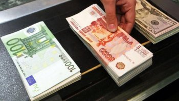 Курс валют в коммерческих банках 15 сентября: рубль подрос