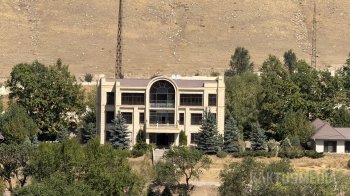 Строительство на бывшей территории Алмазбека Атамбаева в Кой-Таше.