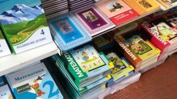 В мэрии рассказали, в каком году школы Бишкека будут обеспечены учебниками на 100%