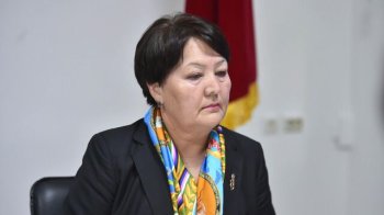 "Нехватка учебников возникает из-за учителей?" Педагог возмутилась словами Кендирбаевой