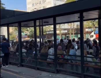 Горожане жалуются на нехватку автобусов, а на ул. Бакаева они стоят рядами