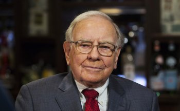 96-летний Уоррен Баффетт ушел с поста председателя совета директоров Berkshire Hathaway спустя более 60 лет работы в компании. Его сменил сын Говард Баффетт.