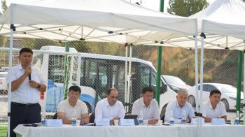 Жители "Ак-Жара", вошедшего в состав Бишкека после административно-территориальной реформы, попросили городские власти решить проблемы с дорогами, общественным транспортом, благоустройством и земельными участками.