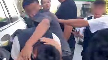 В Оше после драки возле ночного клуба в милицию доставили семь человек.