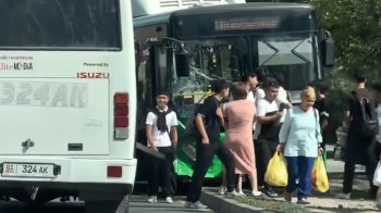 В Бишкеке автобус №118 попал в ДТП на улице Ахунбаева (видео)
