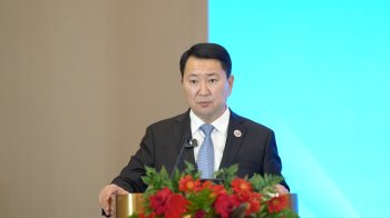 Замглавы кабмина Эрлист Акунбеков выступил на конференции в Пекине с участием руководителей транспортных и логистических компаний Кыргызстана и Китая.