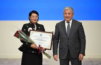 Победительнице конкурса "Лучший учитель - 2026" вручили сертификат на квартиру