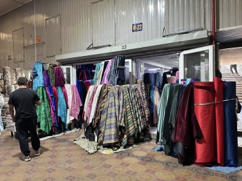 "Купили контейнеры, теперь должны их просто оставить". Продавцы "Мадины" о переезде. Видео