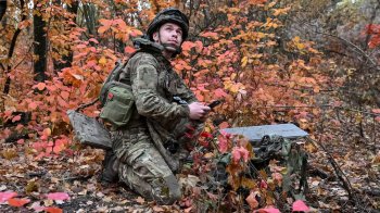 Украинский военный настраивает систему Starlink в Донецкой области, октябрь 2026 года. Фото Reuters / Stringer.