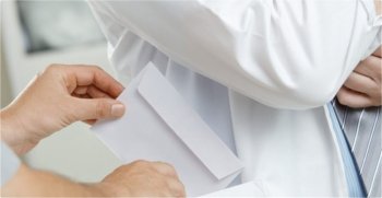 Кто отвечает за коррупцию в медучреждении: только медик или также его руководитель?